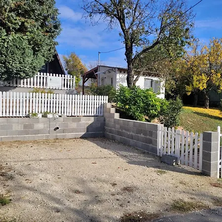 Aprolak - Erdohoez Koezeli Alpesi Fahaz, Paroknak Es Csaladoknak シャレー ザラカロシュ