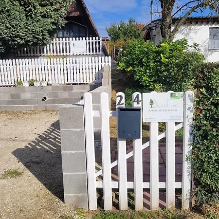 Aprolak - Erdohoez Koezeli Alpesi Fahaz, Paroknak Es Csaladoknak シャレー