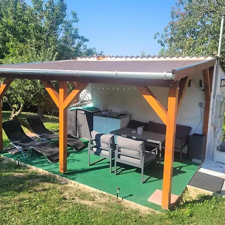 Aprolak - Erdohoez Koezeli Alpesi Fahaz, Paroknak Es Csaladoknak Zalakaros