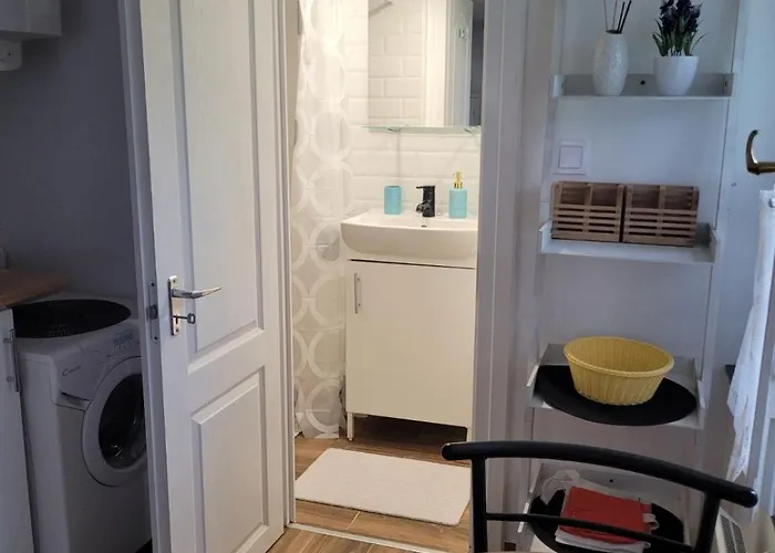 Aprolak - Erdohoez Koezeli Alpesi Fahaz, Paroknak Es Csaladoknak * Zalakaros