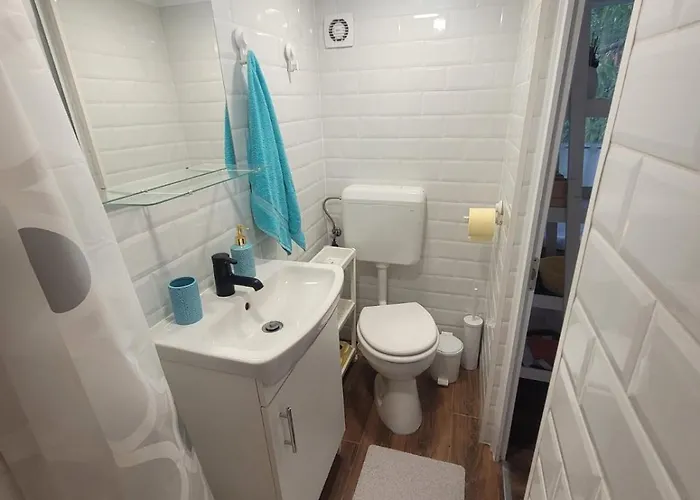 Aprolak - Erdohoez Koezeli Alpesi Fahaz, Paroknak Es Csaladoknak *