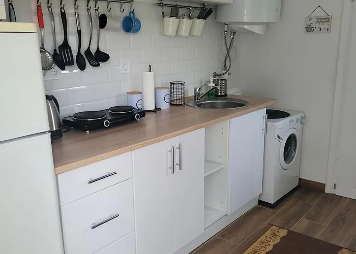 Aprolak - Erdohoez Koezeli Alpesi Fahaz, Paroknak Es Csaladoknak *