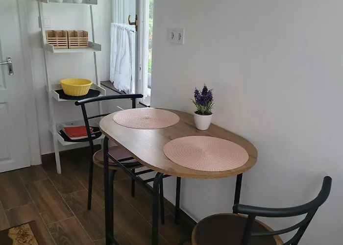 Aprolak - Erdohoez Koezeli Alpesi Fahaz, Paroknak Es Csaladoknak * Zalakaros