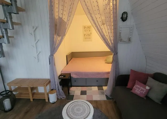 Aprolak - Erdohoez Koezeli Alpesi Fahaz, Paroknak Es Csaladoknak ザラカロシュ