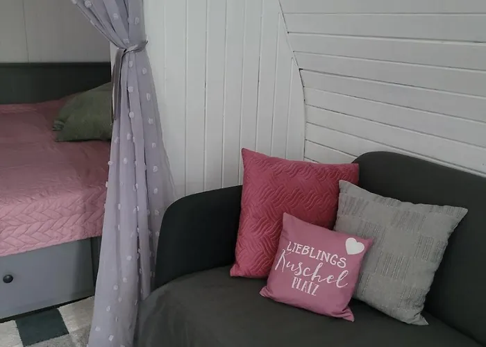 Aprolak - Erdohoez Koezeli Alpesi Fahaz, Paroknak Es Csaladoknak ザラカロシュ