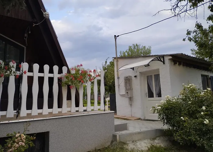 Aprolak - Erdohoez Koezeli Alpesi Fahaz, Paroknak Es Csaladoknak Dağ evi *