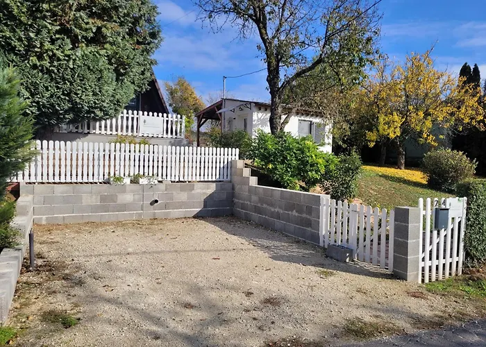 Aprolak - Erdohoez Koezeli Alpesi Fahaz, Paroknak Es Csaladoknak シャレー ザラカロシュ