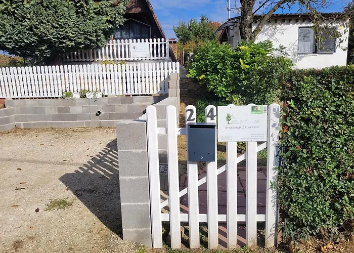 Aprolak - Erdohoez Koezeli Alpesi Fahaz, Paroknak Es Csaladoknak Dağ evi