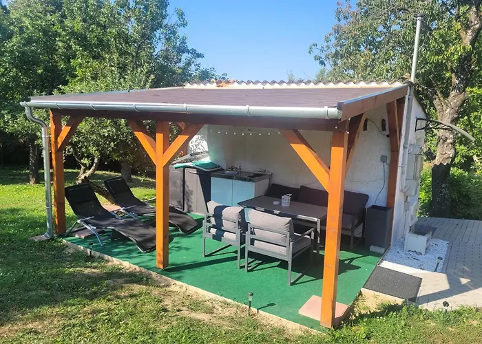 Aprolak - Erdohoez Koezeli Alpesi Fahaz, Paroknak Es Csaladoknak Zalakaros